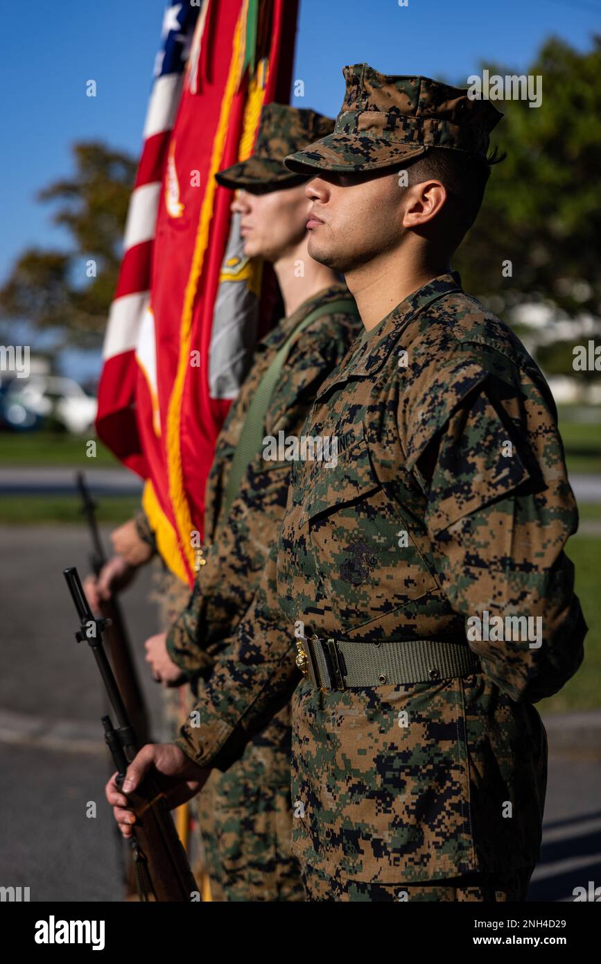 ÉTATS-UNIS Marines avec le groupe d'information de la Force expéditionnaire maritime III, se préparer à présenter les couleurs lors de la cérémonie de relève et de nomination de la Compagnie de liaison des tirs de la Marine aérienne 5th qui s'est tenue au Camp Hansen, Okinawa, Japon, le 12 décembre 2022. III MIG joue le rôle d'avant-garde du MEF III, opérant dans l'environnement d'information de la région Indo-Pacifique, et soutient les opérations de la Force opérationnelle Marine Air-sol grâce à des capacités de communication, de renseignement et de liaison avec les armes de soutien. Banque D'Images