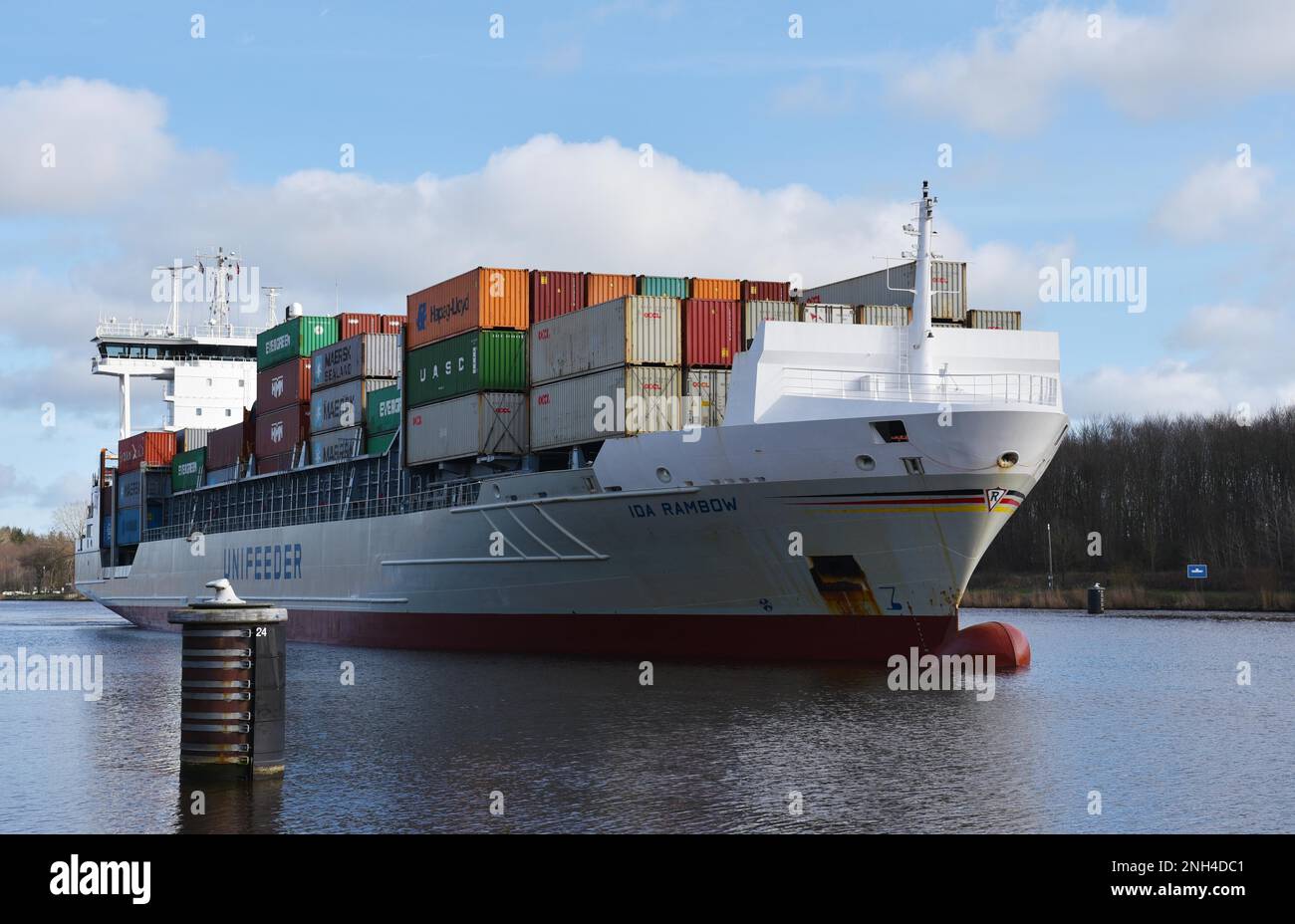 Navire-conteneur à un point de passage dans le canal de Kiel, Schleswig-Holstein, Allemagne Banque D'Images