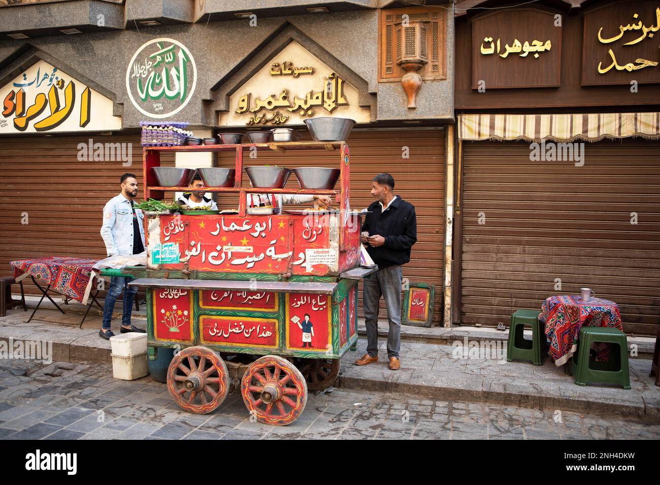 Décrochage alimentaire pour les travailleurs de jour dans le quartier social, la vieille ville, le Caire, l'Égypte Banque D'Images