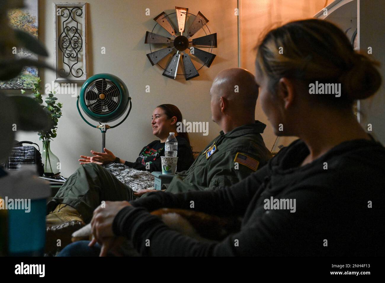 Le sergent-chef Amanda Gilbert, 97th Health Operations Squadron SEL, donne des conseils aux aviateurs au cours d'une classe de compétences d'adaptation à la base aérienne d'Altus, Oklahoma, le 12 décembre 2022. La classe se réunit une fois par semaine pour une discussion de trois heures avec des conférenciers invités, tous dirigés par Gilbert et le Sgt. Principal Monique Tester, groupe d’action du commandant de l’escadre de la mobilité aérienne 97th SEL. Banque D'Images