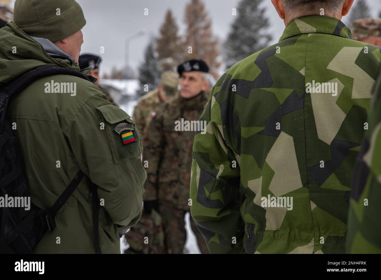 Un officier lituanien représente un mémoire aux côtés d'officiers d'Estonie, de Finlande, de Pologne et de Suède qui ont eu lieu pendant la grève d'hiver 22, un exercice de poste de commandement qui s'est tenu à Błolesawiec, en Pologne, le 12 décembre 2022. La Division d'infanterie de 1st travaille aux côtés des alliés de l'OTAN et des partenaires de sécurité régionaux pour fournir des forces crédibles au combat au V corps, le corps déployé en Europe. Banque D'Images