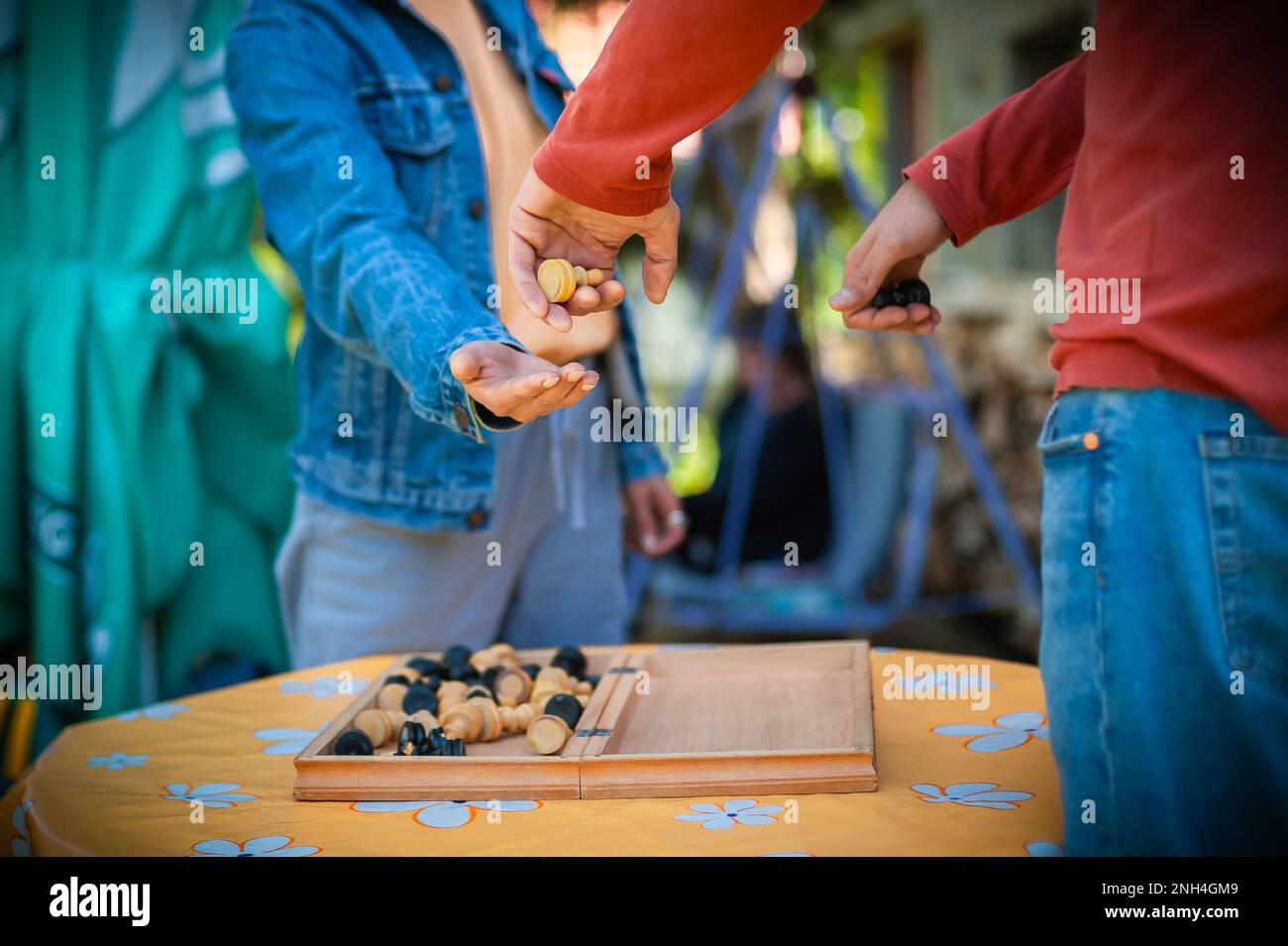 Gros plan. Que le jeu commence. Couple jouant une partie d'échecs, le jour du printemps, à l'extérieur. Banque D'Images