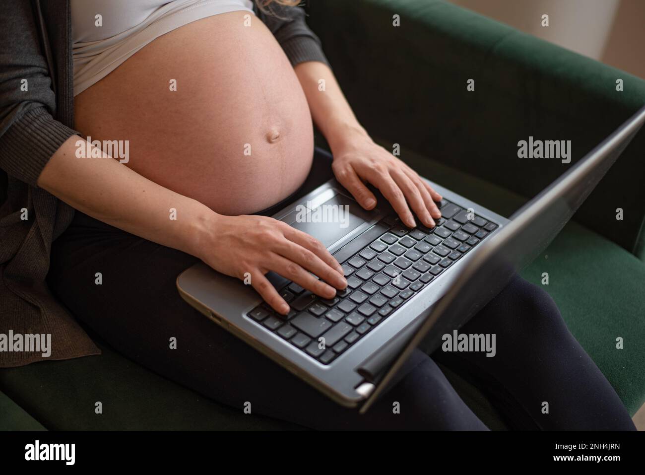 femme enceinte sur le repos de lit de travail Banque D'Images