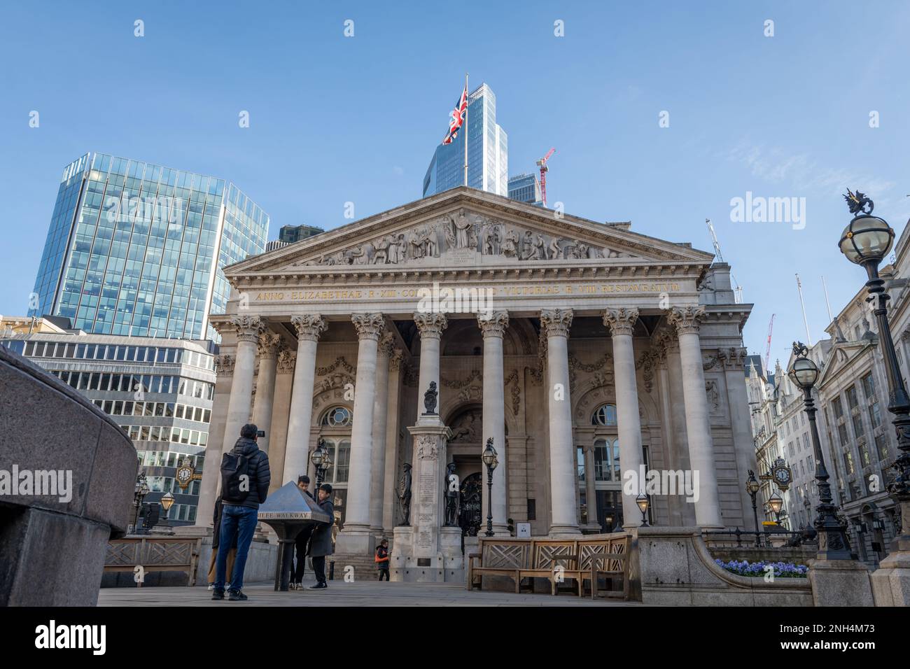 Londres. ROYAUME-UNI- 02.19.2023. Vue sur la rue de la Royal Exchange dans la ville de Londres. Banque D'Images