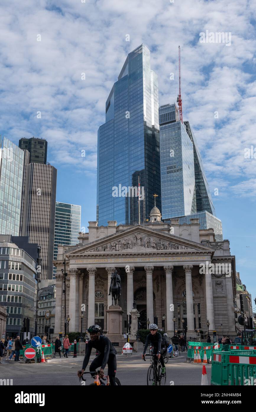 Londres. ROYAUME-UNI- 02.19.2023. La Bourse royale avec le gratte-ciel des vingt-deux en arrière-plan dans la City de Londres. Banque D'Images