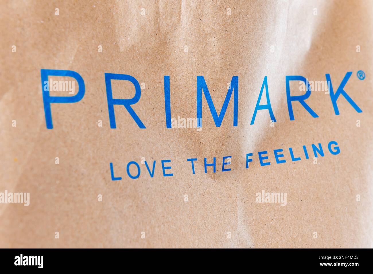 Londres. ROYAUME-UNI- 02.19.2023. Le nom du célèbre magasin de mode rapide Primark et son slogan tel qu'imprimé sur son sac de shopping. Banque D'Images