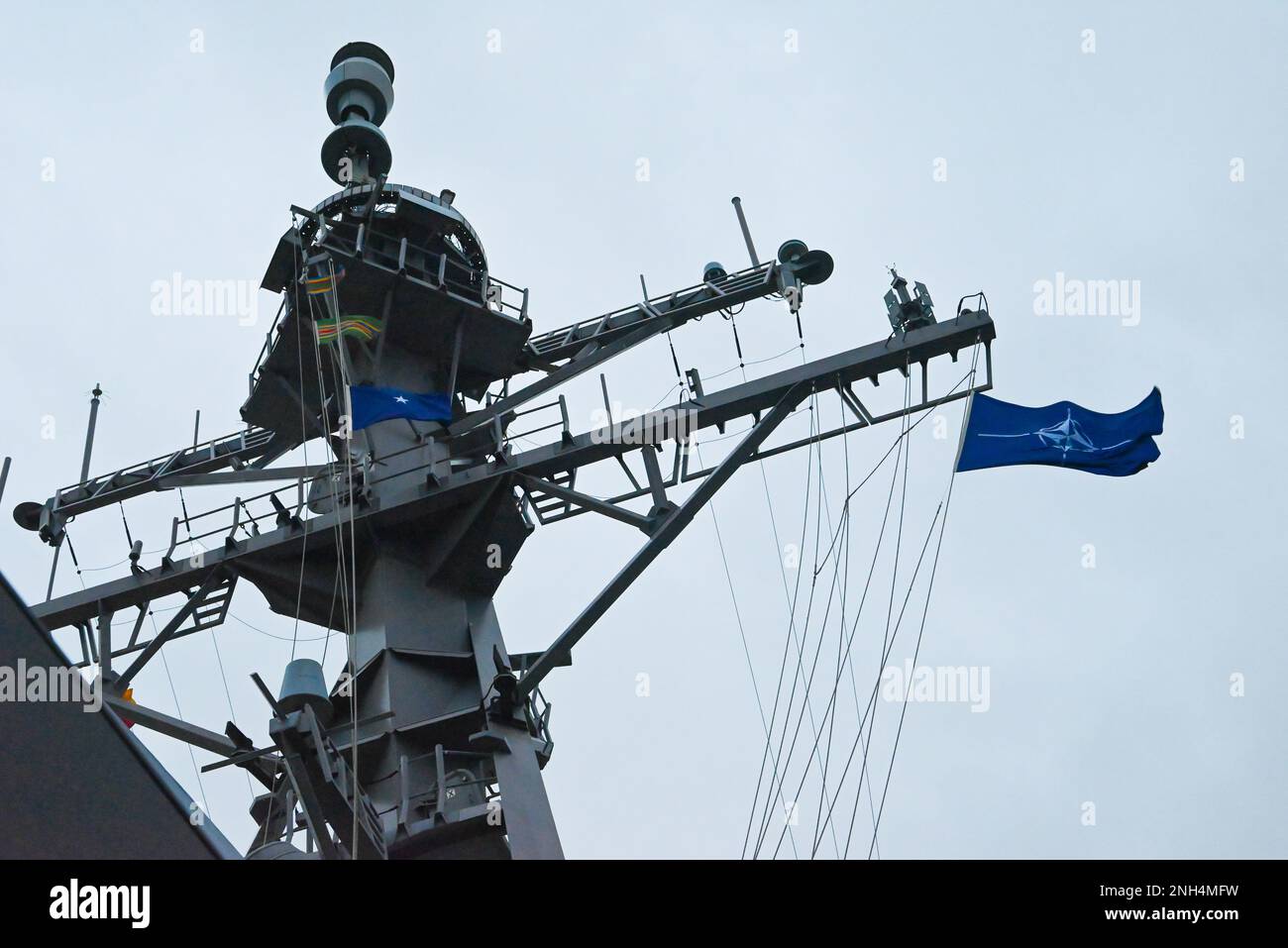 221213-N-DH616-4003-ROTA, Espagne-SNMG2 transfère son navire amiral de l'USS Forrest Sherman (DDG 98) à l'USS James E Williams (DDG 95) alors que l'USS Forrest Sherman termine son déploiement et se prépare à retourner à homeport à Norfolk, en Virginie. Banque D'Images