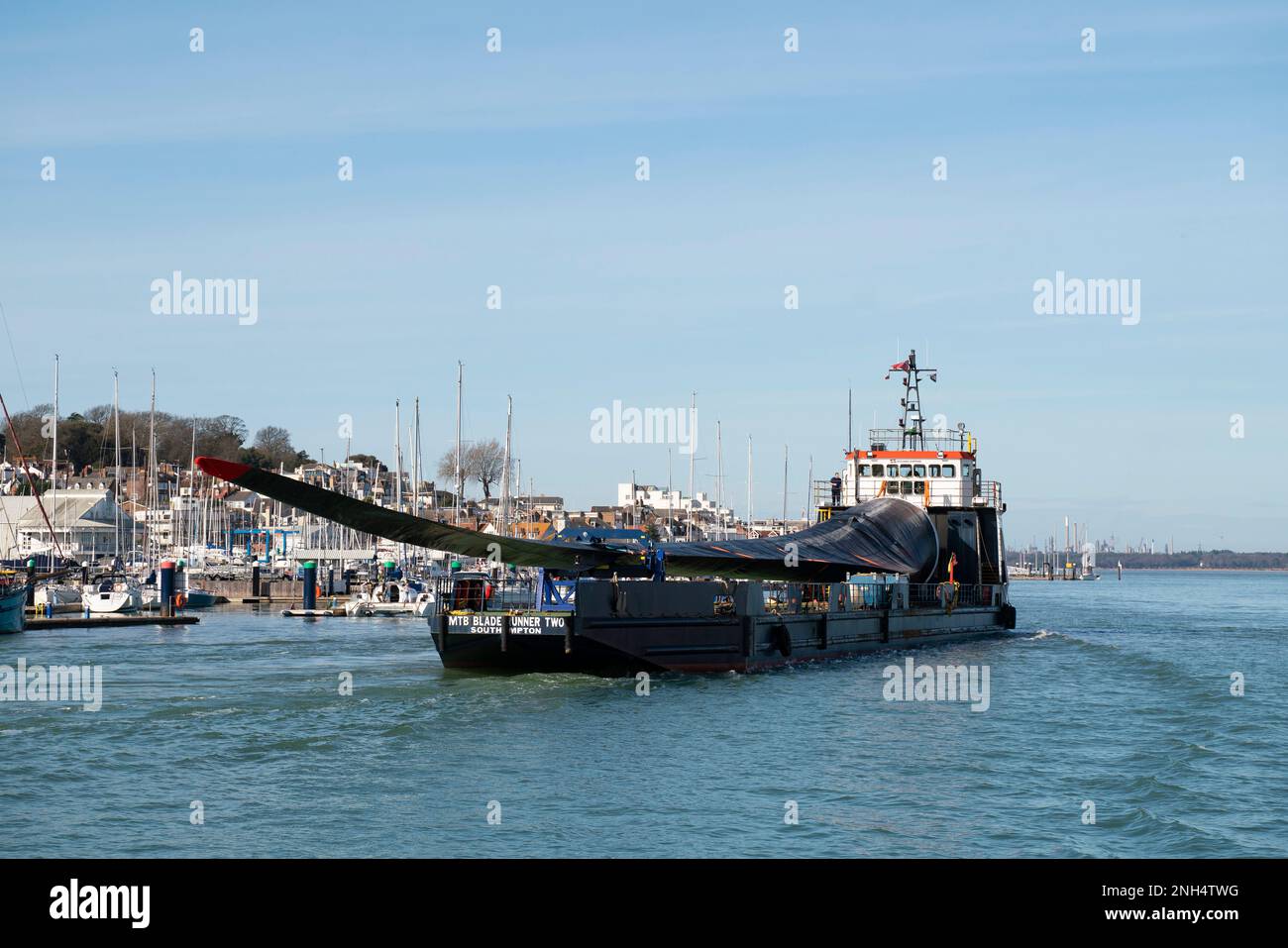Le tapis MTB Blade Runner Two, actionné par les lames Vestas, traverse Cowes, île de Wight, transportant une pale d’éolienne. Banque D'Images
