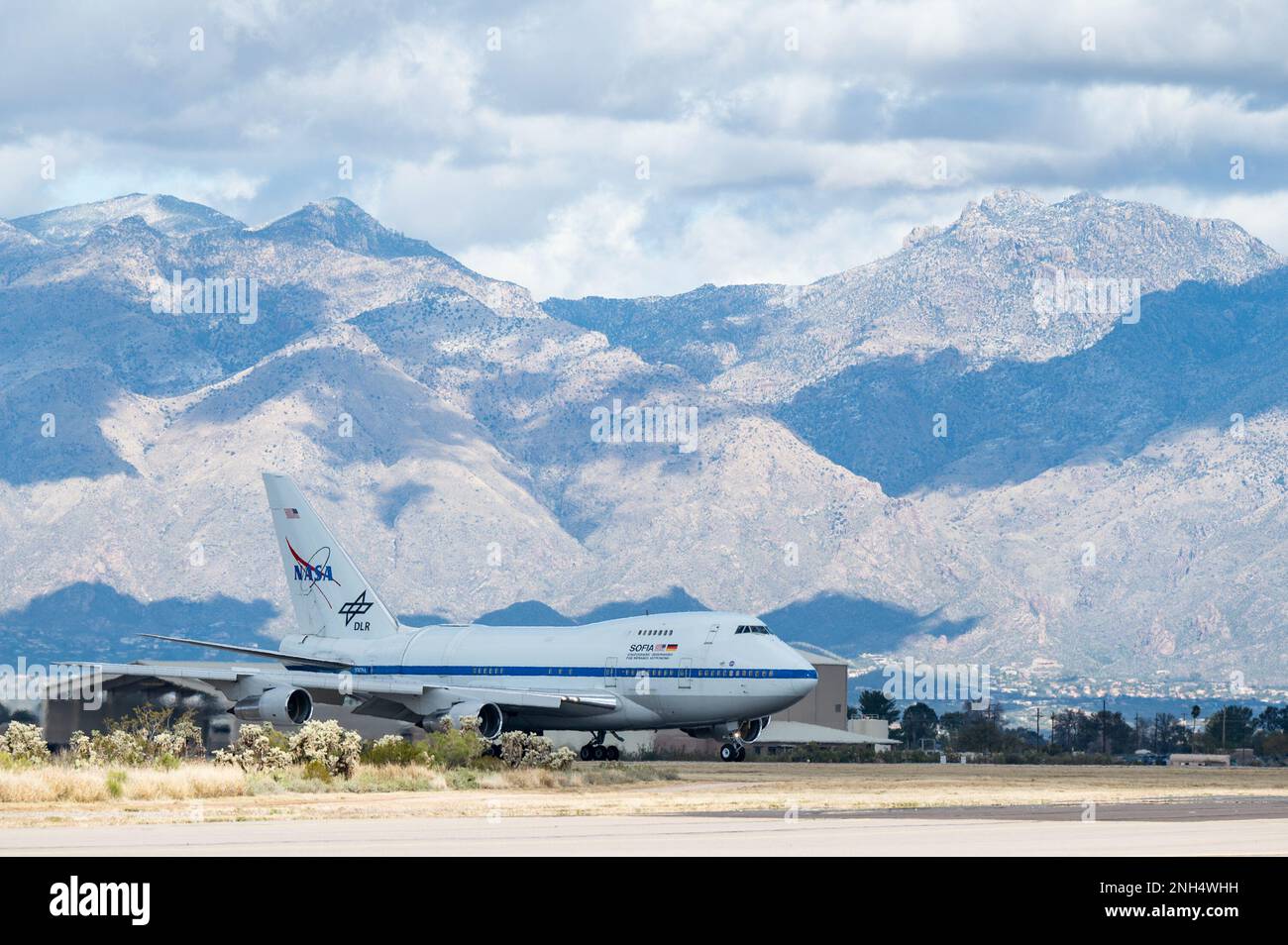 L'Observatoire stratosphérique de la NASA pour l'astronomie infrarouge (SOFIA), les taxis aériens sur la ligne aérienne à la base aérienne Davis-Monthan, en Arizona, le 13 décembre 2022. L'avion SOFIA est un Boeing 747SP modifié pour transporter un télescope réfléchissant. Elle a permis aux astronomes d'étudier le système solaire et au-delà d'une manière qui ne soit pas possible avec les télescopes terrestres. Banque D'Images