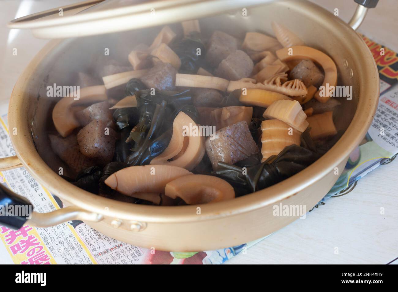 Un plat traditionnel de nimono Simmered de légumes racines, de konnyaku, de légumes de mer et de pousses de bambou est préparé avant le nouvel an, Yokahma, Japon Banque D'Images