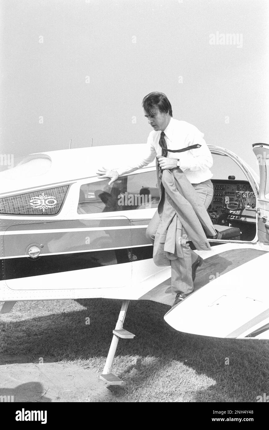 Jerry Brown, gouverneur de Californie, arrive en petit avion à Plains, en Géorgie, pour rencontrer Jimmy carter et Walter Mondale. Banque D'Images