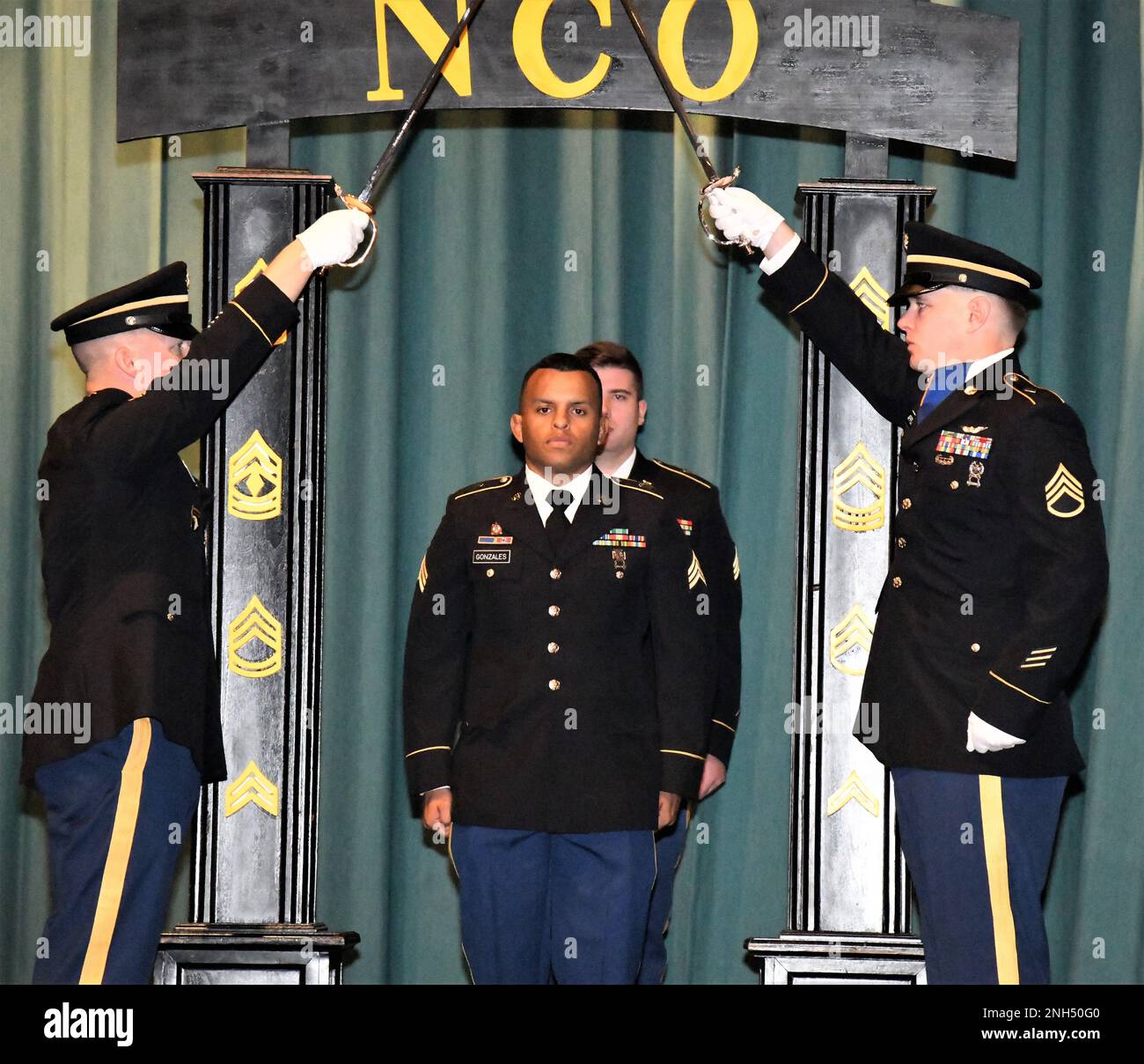 Le Sgt Albert Gonzalez rejoint les rangs du corps des officiers non commissionnés lors de la cérémonie d'induction de l'OEN de la Brigade de l'aviation 110th à fort Rucker, Alabama, 14 décembre 2022. Banque D'Images