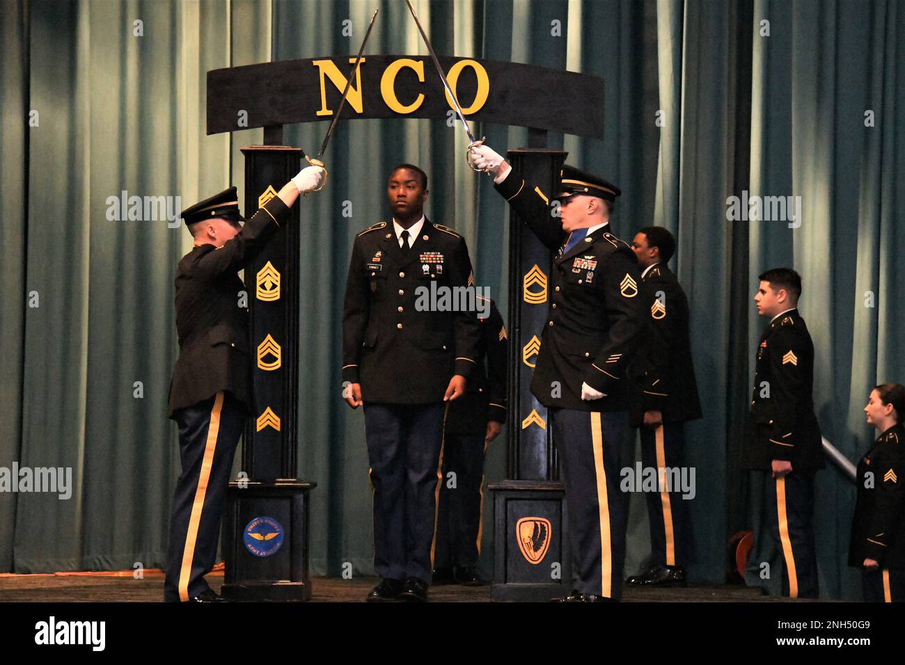 Le Sgt Jabrae Towne se joint aux rangs du corps des officiers non commissionnés lors de la cérémonie d'induction de l'OEN de la Brigade de l'aviation 110th à fort Rucker, Alabama, 14 décembre 2022. Banque D'Images