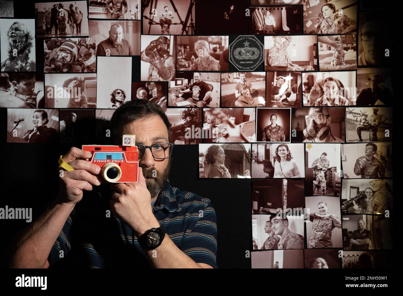 Justin Connaher, un photographe des affaires publiques de l'escadre de la base aérienne 673d, pose pour un portrait à la base conjointe Elmendorf-Richardson, Alaska, le 14 décembre 2022. Connaher est un américain Ancien combattant de l'armée qui a pris sa retraite en raison d'un accident de parachutistes et qui est maintenant photographe à JBER. Banque D'Images