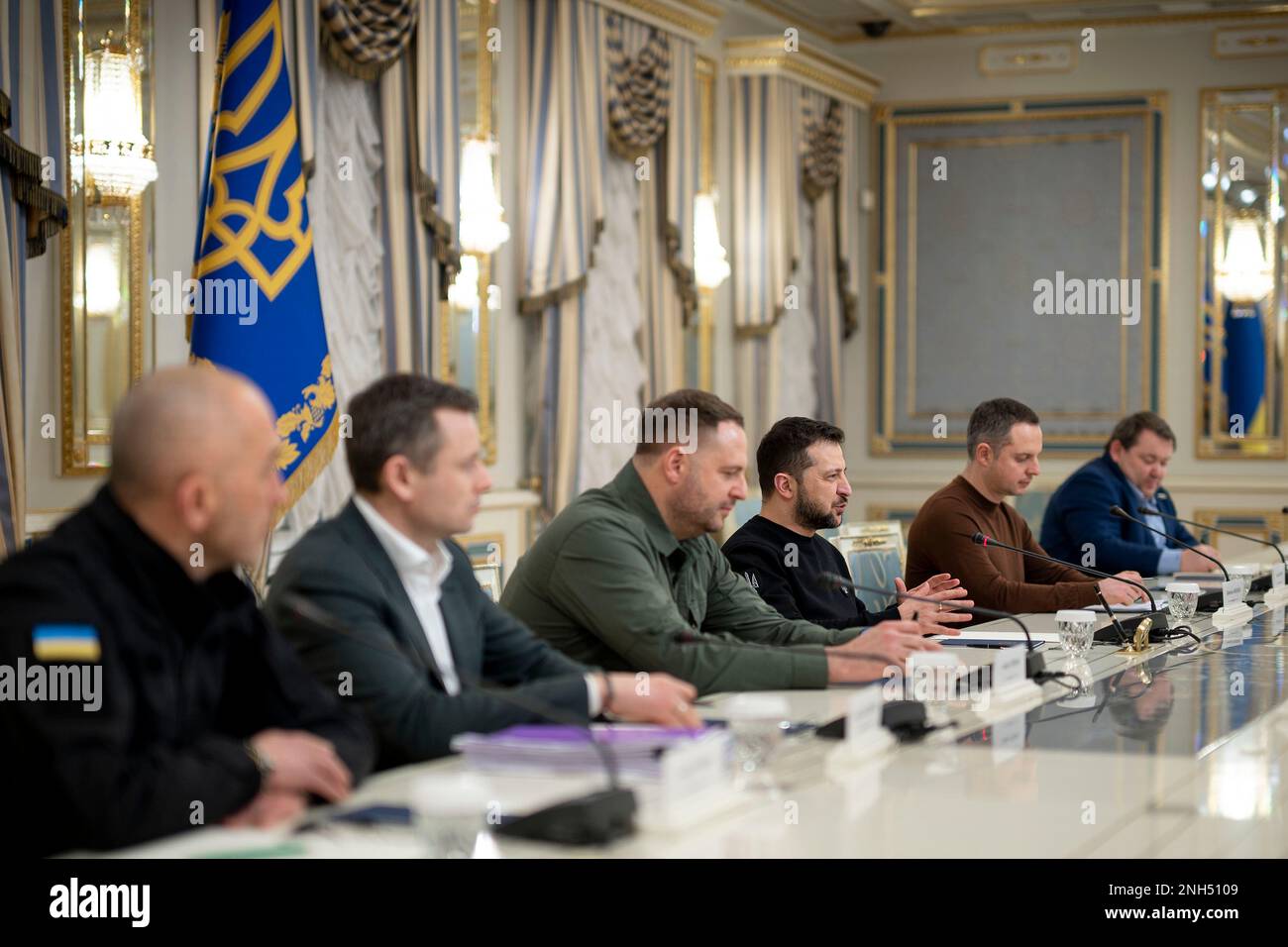 Kiev, Ukraine. 20th févr. 2023. Le président ukrainien Volodymyr Zelenskyy, au centre, prononce un discours au cours d’une réunion bilatérale élargie avec la directrice générale du FMI, Kristalina Georgieva, au Palais Mariyinsky, à 20 février 2023, à Kiev, en Ukraine. Credit: Présidence de l'Ukraine/Bureau de presse présidentiel ukrainien/Alamy Live News Banque D'Images