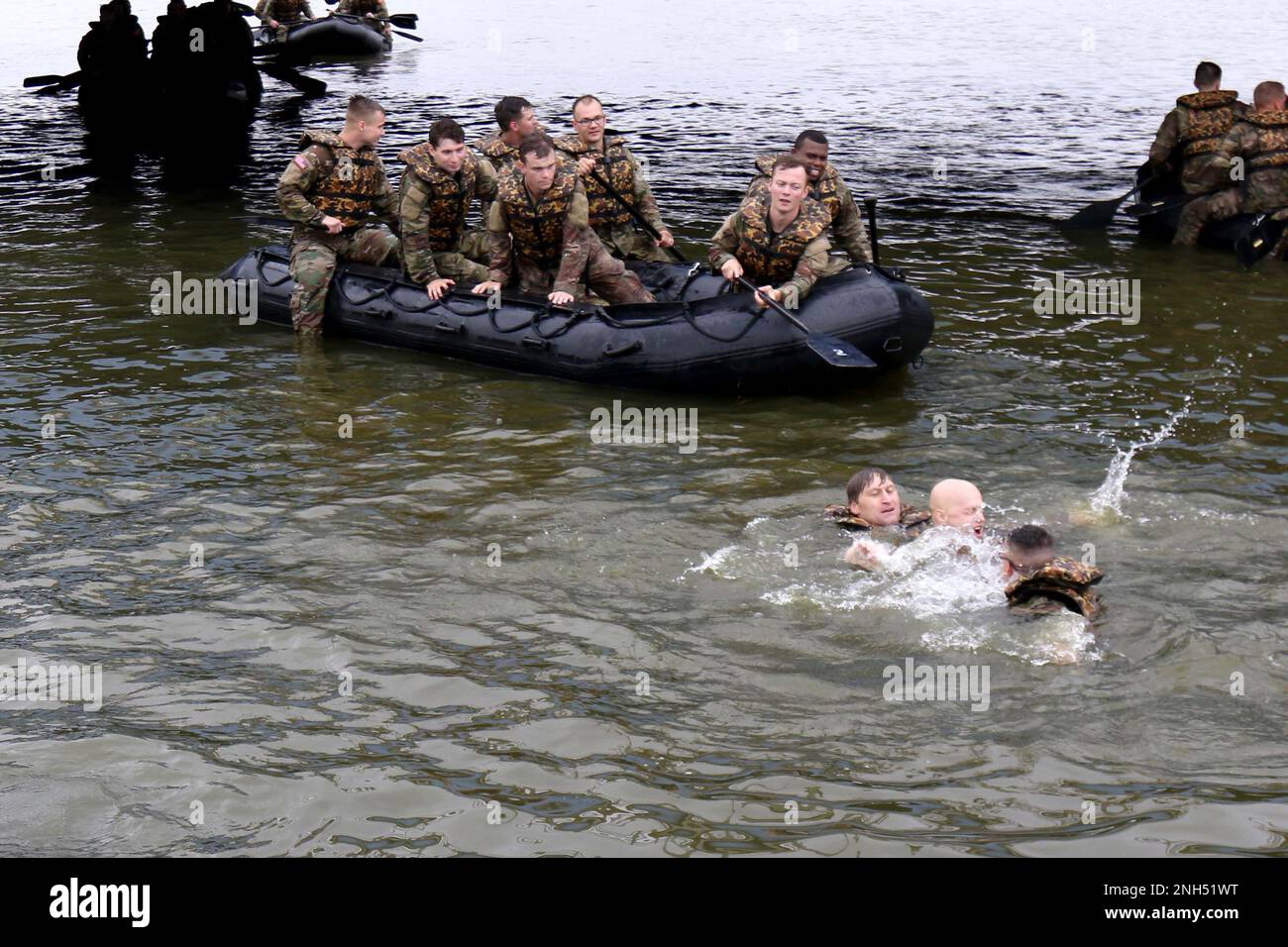 Les soldats de la Garde nationale de l'armée du Wisconsin affectés à la Compagnie A, 2-127 Infantry Regiment, testent leurs compétences lors d'un événement d'entraînement de survie en eau de combat et de sauvetage en eau de Swift 10 septembre, sur la rivière Fox à Oshkosh, dans le Wisconsin. L'événement a permis aux soldats de se familiariser avec l'exploitation de radeaux de combat en caoutchouc et les techniques de natation tactique Bang. Le général Matthew J. Strub, adjoint de l’adjudant général de l’Armée du Wisconsin, a déclaré que cet événement, rendu possible grâce au soutien de partenaires communautaires, consiste à surmonter l’adversité et à former un lien plus fort en tant qu’unité. (Photo de la Garde nationale du Wisconsin par Staff Serg Banque D'Images