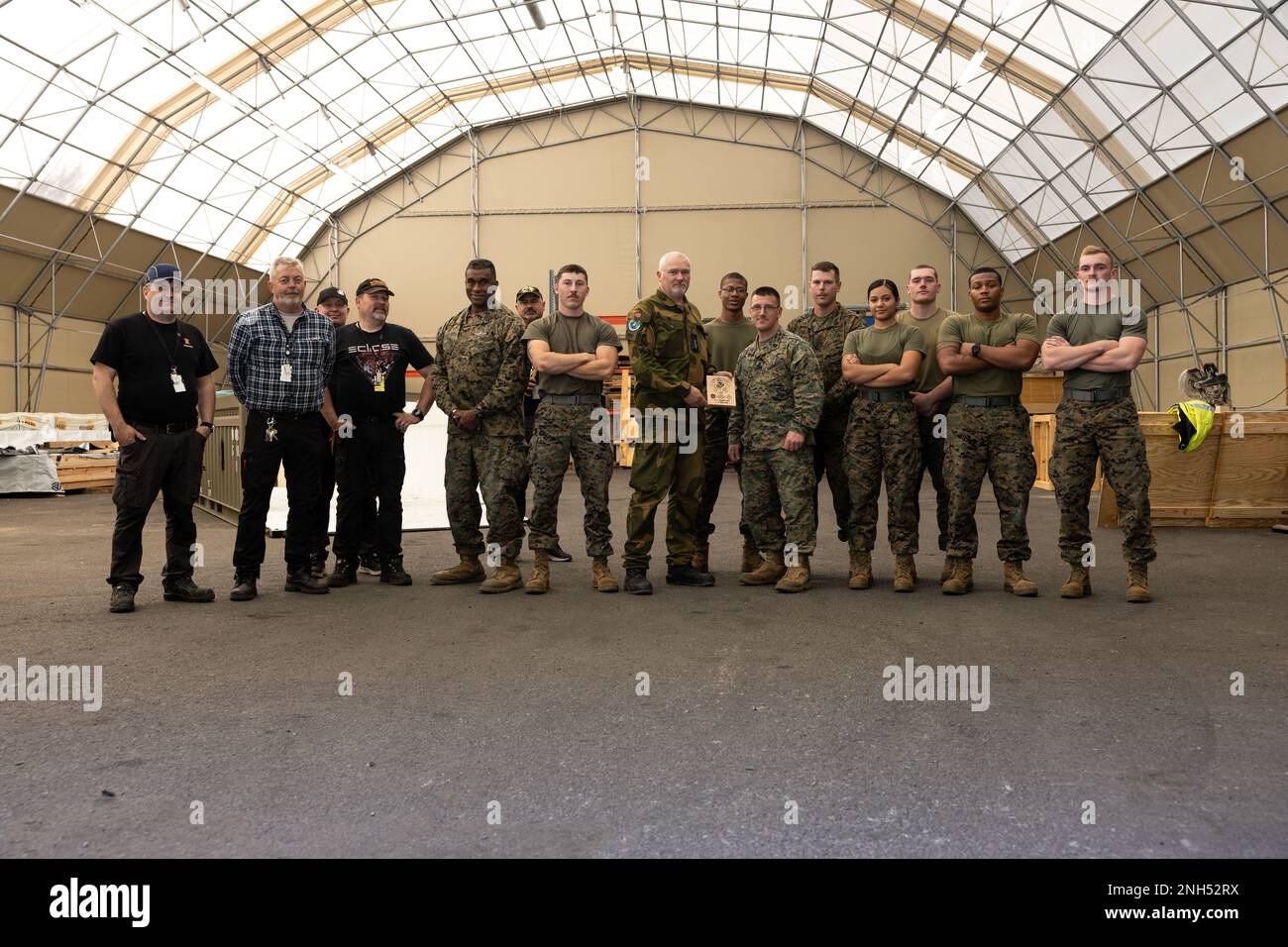 ÉTATS-UNIS Les Marines avec la Réserve des Forces maritimes et les Norvégiens gérant le Programme de prépositionnement des corps marins en Norvège posent pour une photo de groupe à Trondheim, en Norvège, au 20 juin 2022. Les Marines de réserve de 4th MLG, 4th Marine Division et 4th Marine Aircraft Wing se sont combinées pour former le Programme d'augmentation temporaire du personnel en Norvège, qui a fourni un soutien à l'entretien des véhicules MCPP-N. Banque D'Images