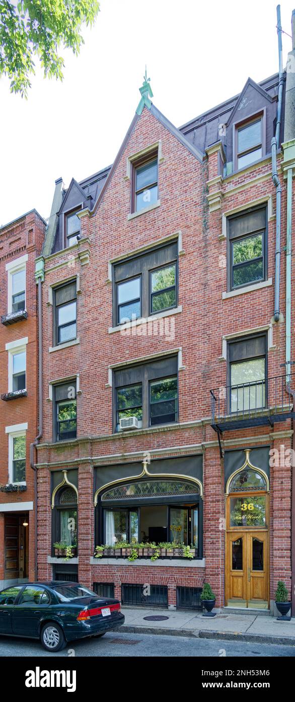 Boston North End: 36 Hull Street, converti en appartements, a été construit comme une clinique médicale. Les arches Ogee et les fenêtres en verre au plomb mettent en valeur la façade en brique. Banque D'Images