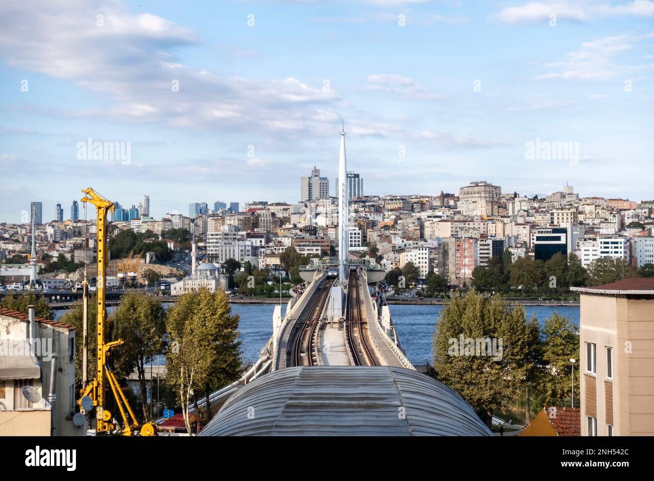 Golden Horn Bridge avec paysage urbain européen d'Istanbul. Développement de la ville d'Istanbul Turquie Banque D'Images