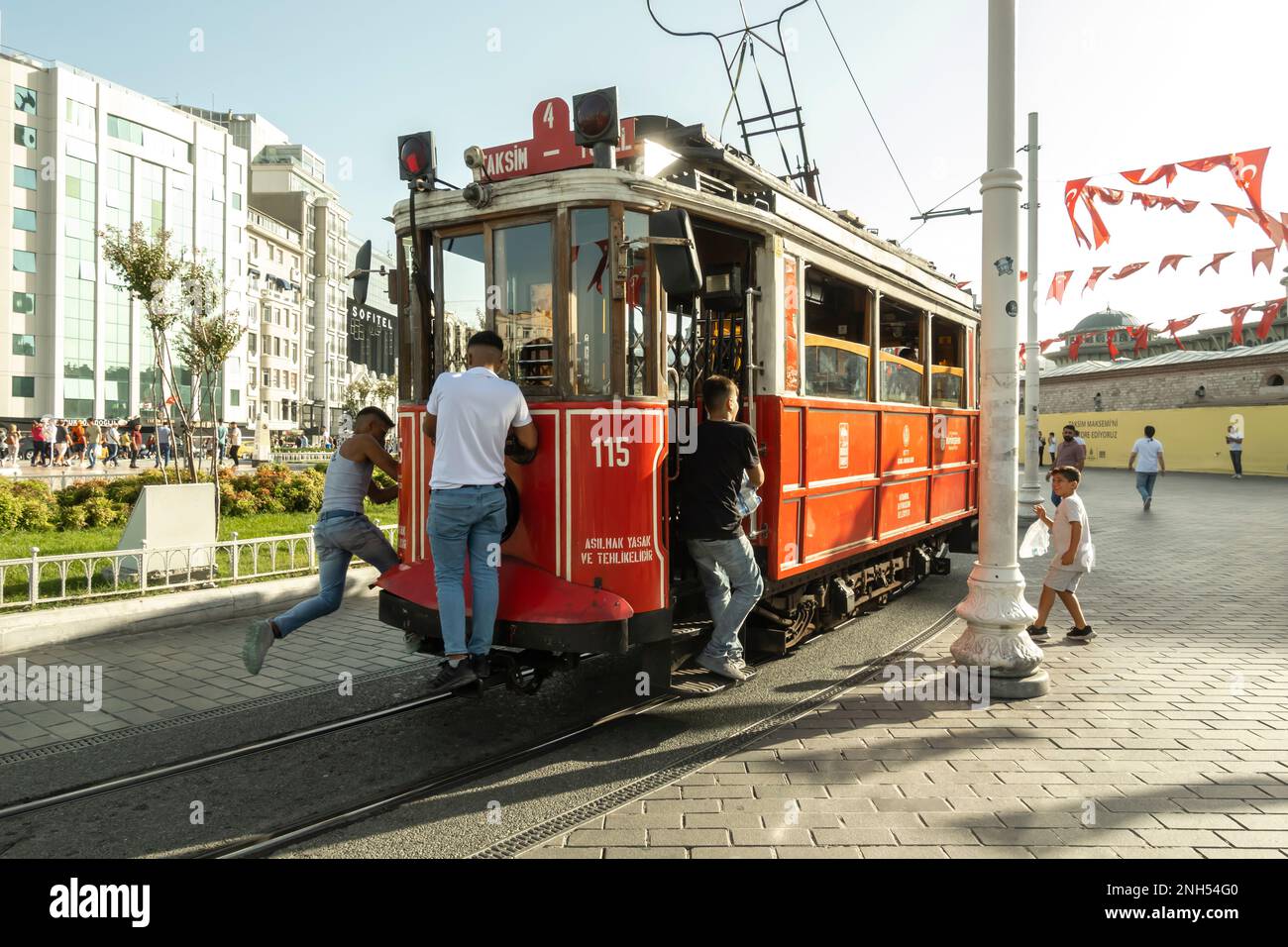 Les adolescents turcs montent gratuitement en dehors du tramway tenant aux poignées, tramway Taksim Beyouglu, Istanbul, Turquie Banque D'Images