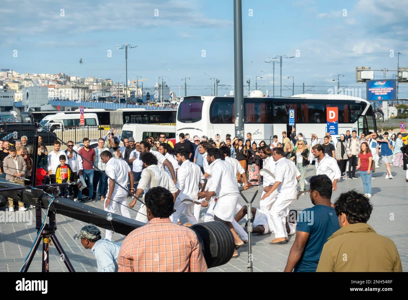 Tournage à Istanbul Turquie. Grand équipage de vêtements blancs sur le fim dans une rue urbaine à Fatih, Istanbul, Turquie Banque D'Images