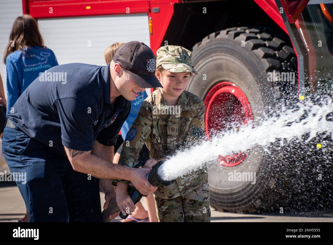 Les aviateurs et leurs enfants participent à une variété d'activités dans le cadre d'un événement « emmenez votre enfant au travail », le 21 juin 2022, à la 179th Airlift Wing, Mansfield, Ohio. Certaines des activités comprenaient la visite d'un C-130, la visite du service d'incendie et la démonstration de pliage de drapeau. 179th AW, Mansfield, Ohio, c-130, Banque D'Images
