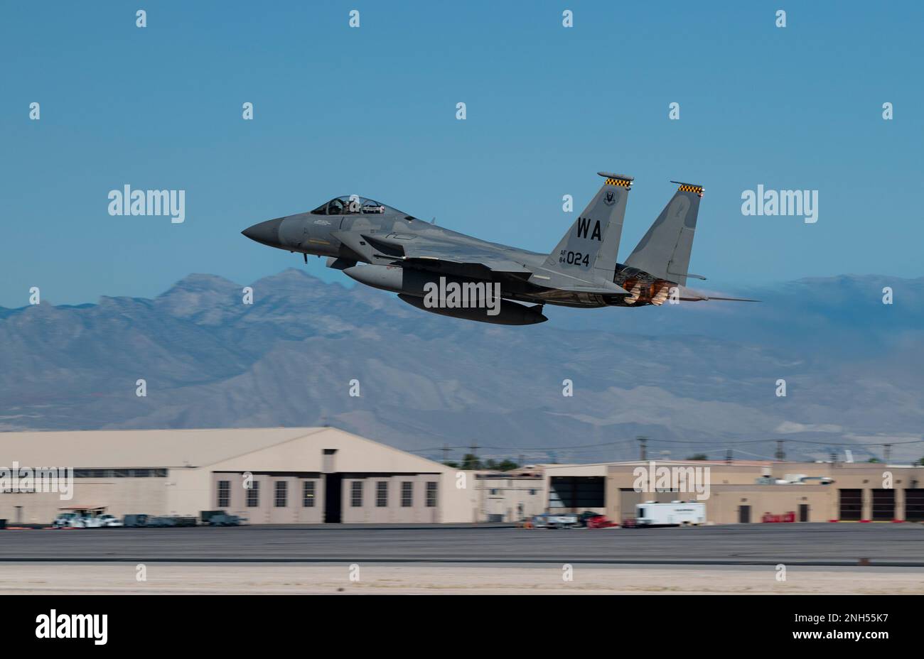 Un F-15C affecté à la 57th e Escadre, la base aérienne de Nellis, Nevada, prend son envol pour la dernière fois, 21 juin 2022. La division F-15C Eagle de l'escadron des armes 433rd a terminé sa dernière classe le 11 décembre 2021. Banque D'Images