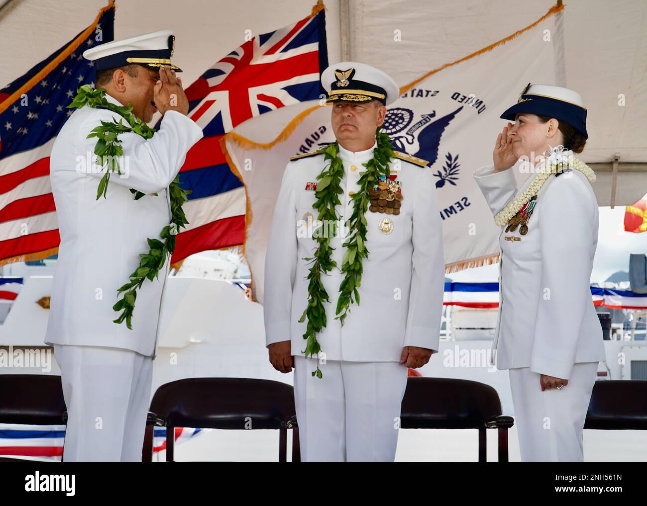 Le capitaine Kirksey (à droite) soulage le capitaine Avanni (à gauche) comme commandant du secteur Honolulu, tandis que le sous-ministre adjoint Michael Day (au milieu), commandant, États-Unis Le Quatorzième district de la Garde côtière préside une cérémonie de passation de commandement à la base de la Garde côtière d'Honolulu, 21 juin 2022. Avanni part pour poursuivre sa carrière de garde côtière à titre de chef d'état-major dans le district 8 de la Garde côtière. Banque D'Images