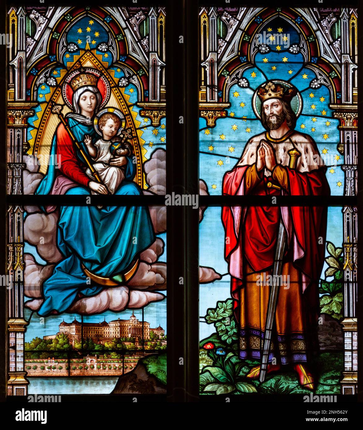 Vitraux représentant la Vierge Marie avec le bébé Jésus et le roi Saint-Etienne I. (de Hongrie) dans la cathédrale Saint-Elizabeth à Košice. Banque D'Images