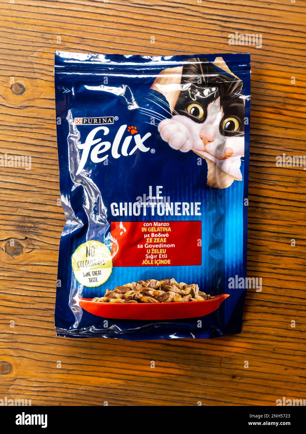 Felix le Ghiottonerie pochettes pour chats avec bœuf et poulet en gelée. nourriture pour chats purina. Aliments pour chats. Banque D'Images