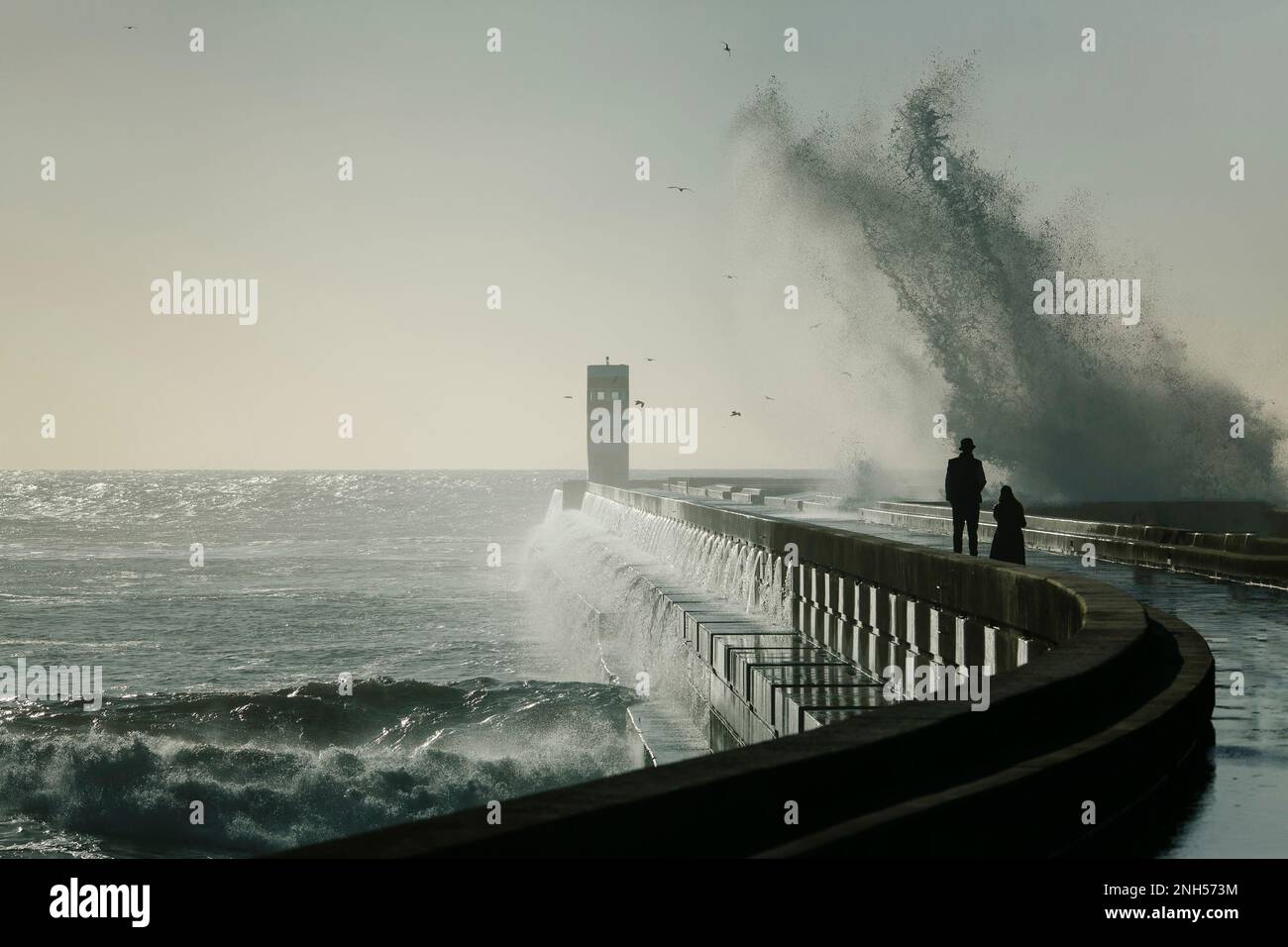 Le phare de l'Atlantique par mauvais temps. Porto, Portugal Photo Stock -  Alamy
