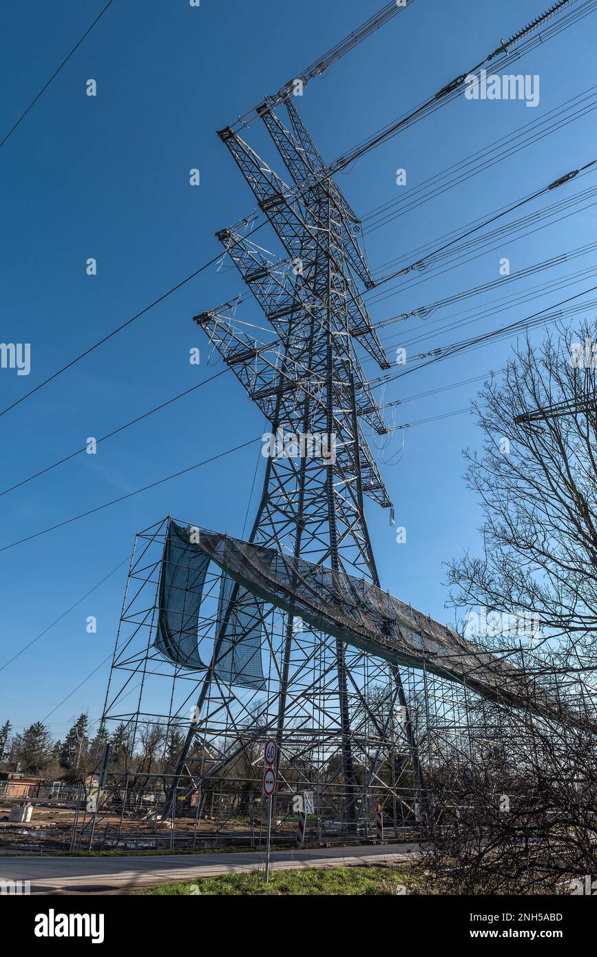 Pylône haute tension nouvellement installé avec certains câbles connectés Banque D'Images