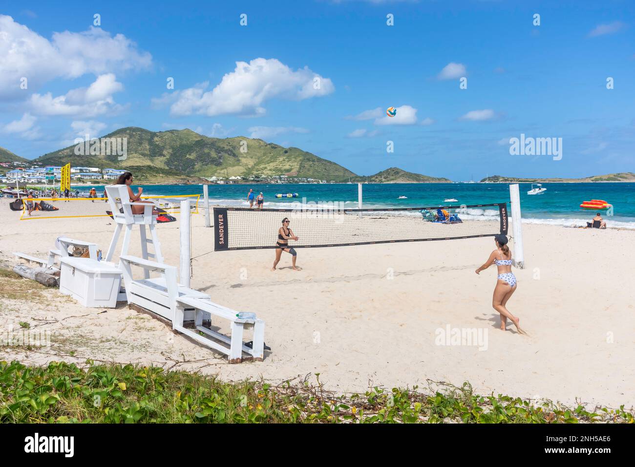 Femmes jouant au Beach-volley, Orient Bay (Baie orientale), St Martin (Saint-Martin), Petites Antilles, Caraïbes Banque D'Images