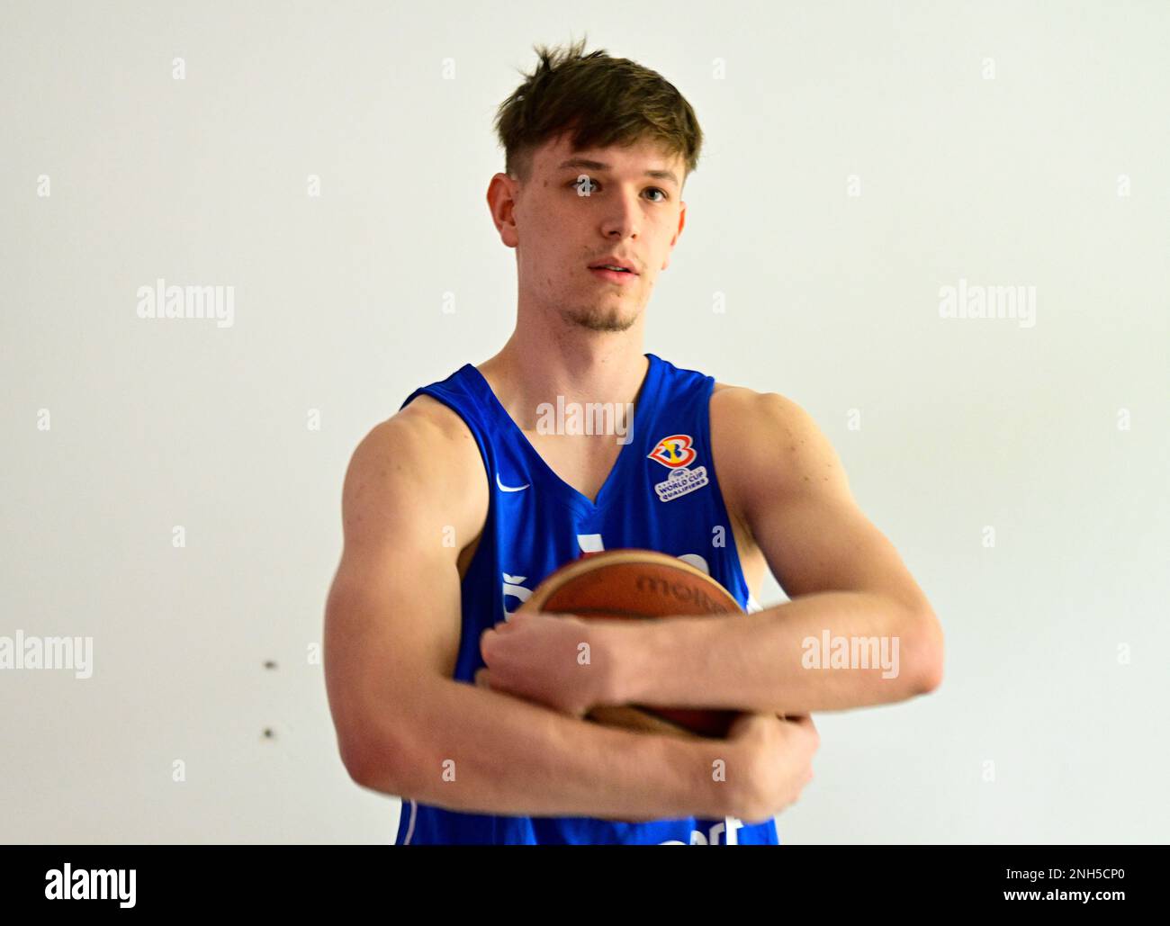Podebrady, République tchèque. 20th févr. 2023. Journée médiatique de l'équipe de basket-ball tchèque pour hommes avant le match de qualification pour le championnat du monde de basket-ball masculin 2023, Groupe K: Tchéquie contre la France à Podebrady, République Tchèque, 20 février 2023. Ondrej Hanzlik, joueur de basket-ball, parle avec les journalistes. Crédit : Roman Vondrous/CTK photo/Alay Live News Banque D'Images
