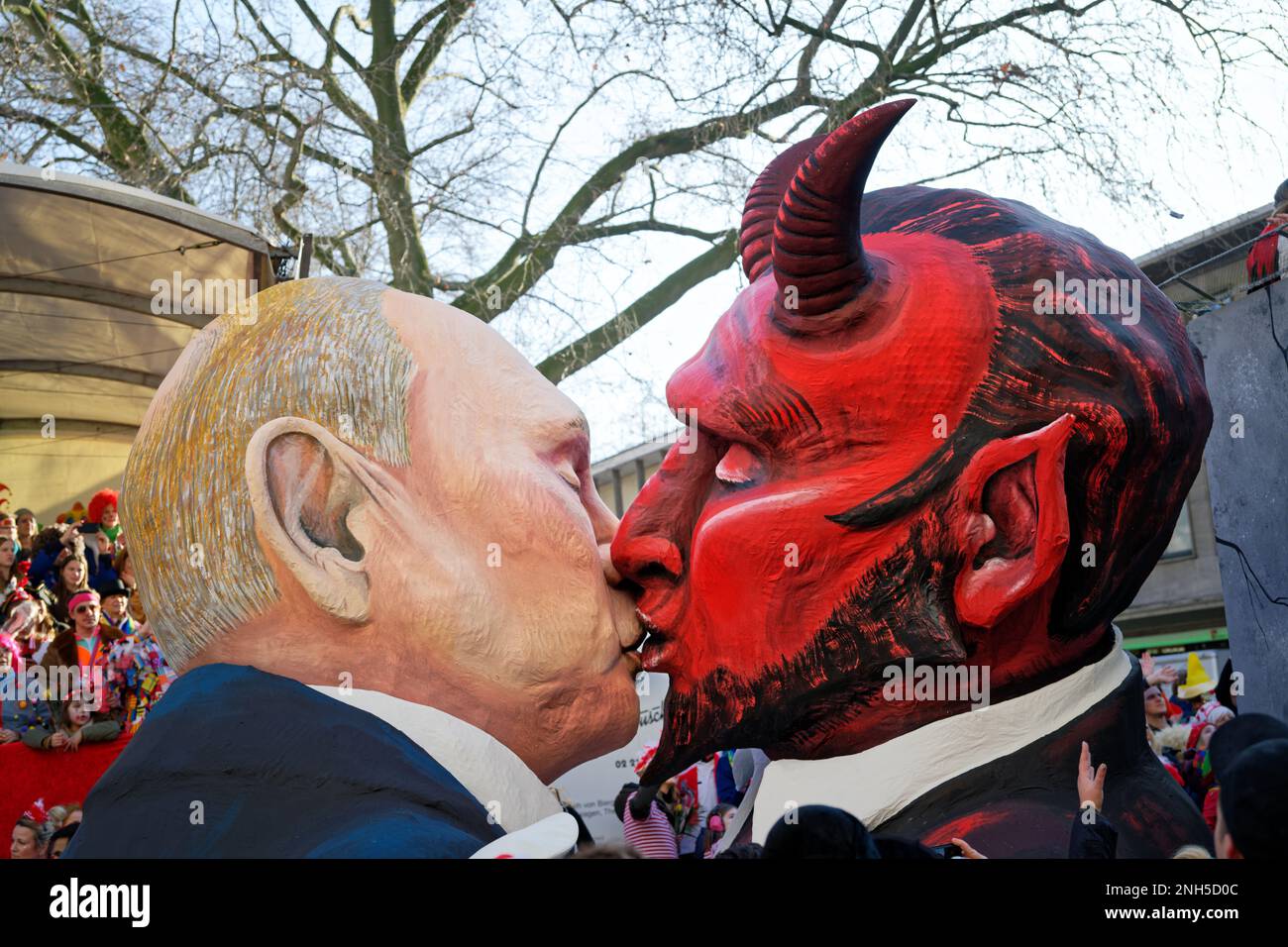 Cologne, allemagne février 20 2023: poutine embrasse le diable sur un motif de défilé flottant du rosenmontagszug de cologne Banque D'Images