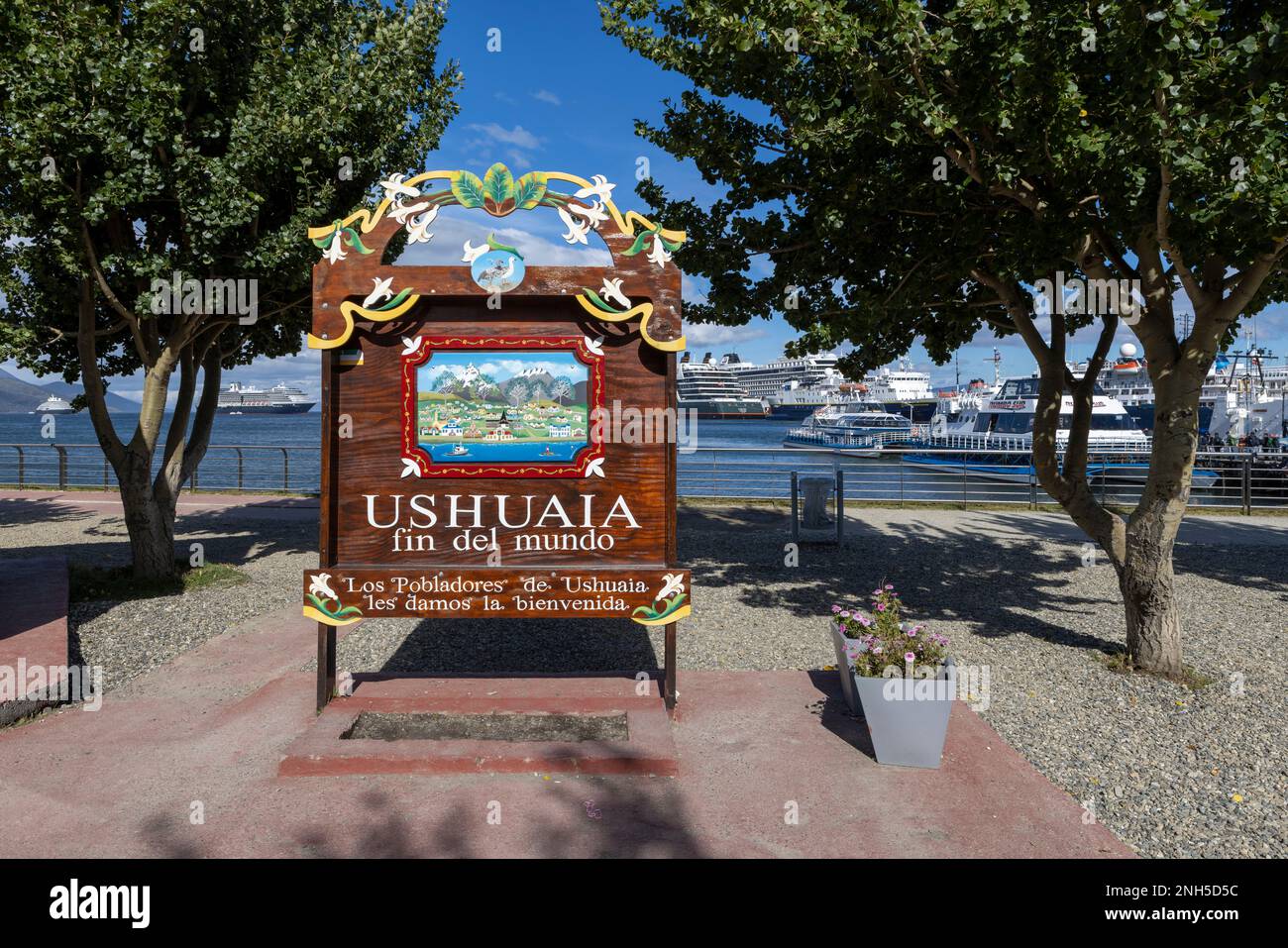 Célèbre panneau de bienvenue en bois décoré avec 'USHUAIA fin del mundo' écrit sur lui au port d'Ushuaia, Tierra del Fuego en Argentine, en Amérique du Sud Banque D'Images