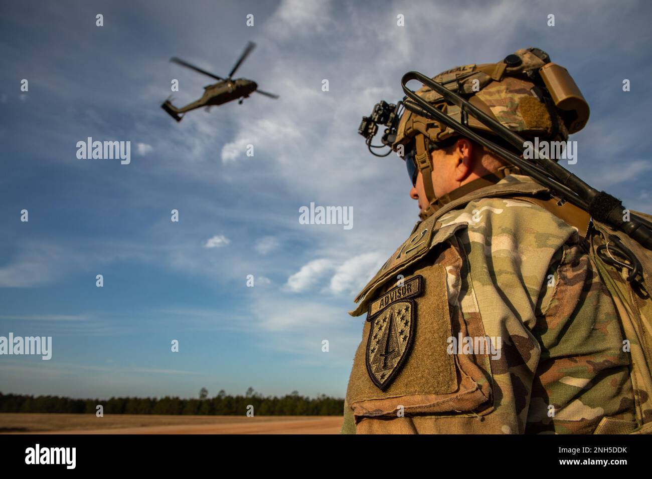 Un soldat de la Brigade d'assistance de la Force de sécurité de 3rd observe un hélicoptère UH-60 Blackhawk qui se prépare à atterrir en vue d'un mouvement aérien vers un exercice d'incendie en direct lors de la rotation 23-04 du Centre d'entraînement de préparation interarmées, le 19 février 2023. Des soldats de l'émirat arabe Uni du bataillon des montagnes de 11th participent à la rotation d'entraînement aux côtés des États-Unis Soldats de l'armée de l'équipe de combat de 2nd Brigade, 10th Mountain Division. Les soldats des Émirats arabes Unis s'entraîneront aux côtés d'un américain Brigade de l'armée tout au long de cette rotation du JRTC pour accroître l'interopérabilité et la préparation tactiques. Banque D'Images