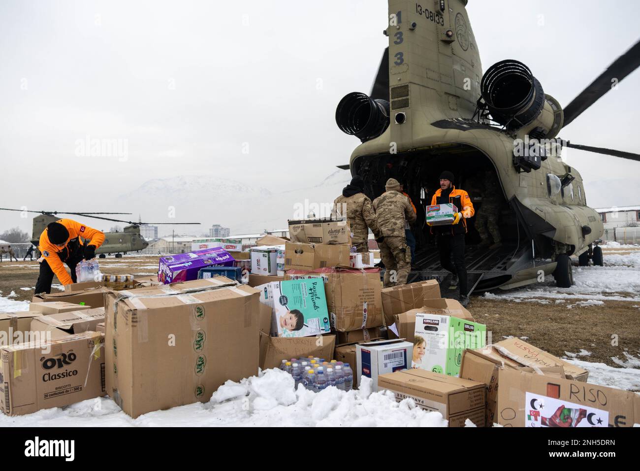 ÉTATS-UNIS Armée CH-47F Chinook affecté au 1st Bataillon, 214th Aviation Regiment, 12th combat Aviation Brigade (12th CAB), V corps, continue de fournir des secours aux autorités turques à Elbistan, Türkiye, 19 février 2023. La CABINE 12th soutient la capacité de levage dynamique de la cabine 1AD en soutien direct des efforts de secours de l'USAID et de la Turquie, aux personnes touchées par les tremblements de terre à Türkiye. 12th CAB est l'une des unités militaires américaines soutenant Task Force 61/2 (TF 61/2), opérant sous les États-Unis Sixième parc, États-Unis Forces navales en Europe (NAVEUR) et aux États-Unis Commandement européen dans le cadre de l'internationale Banque D'Images