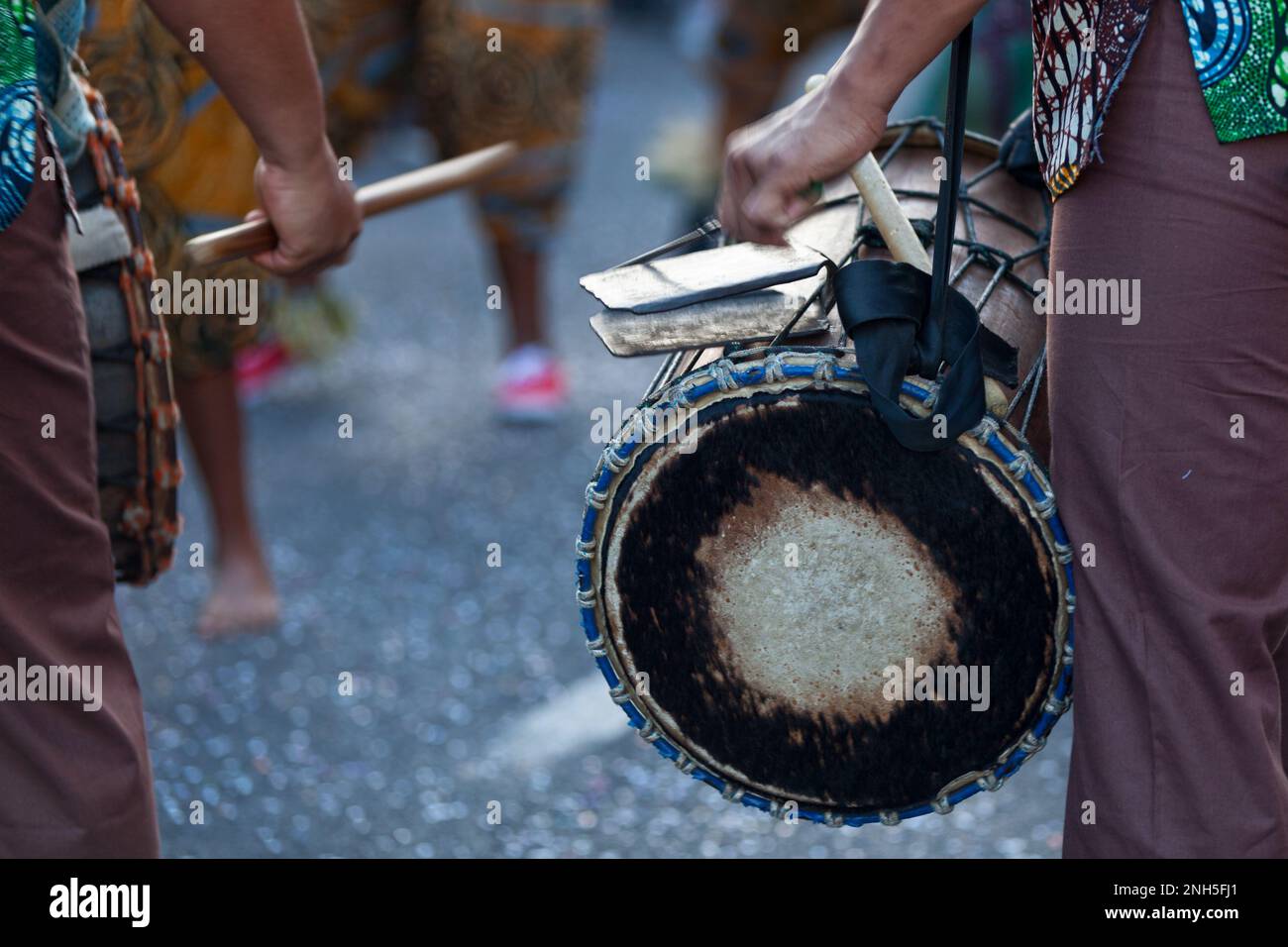 Deux percussionnistes jouant pendant le carnaval du Grand Boucan. Banque D'Images