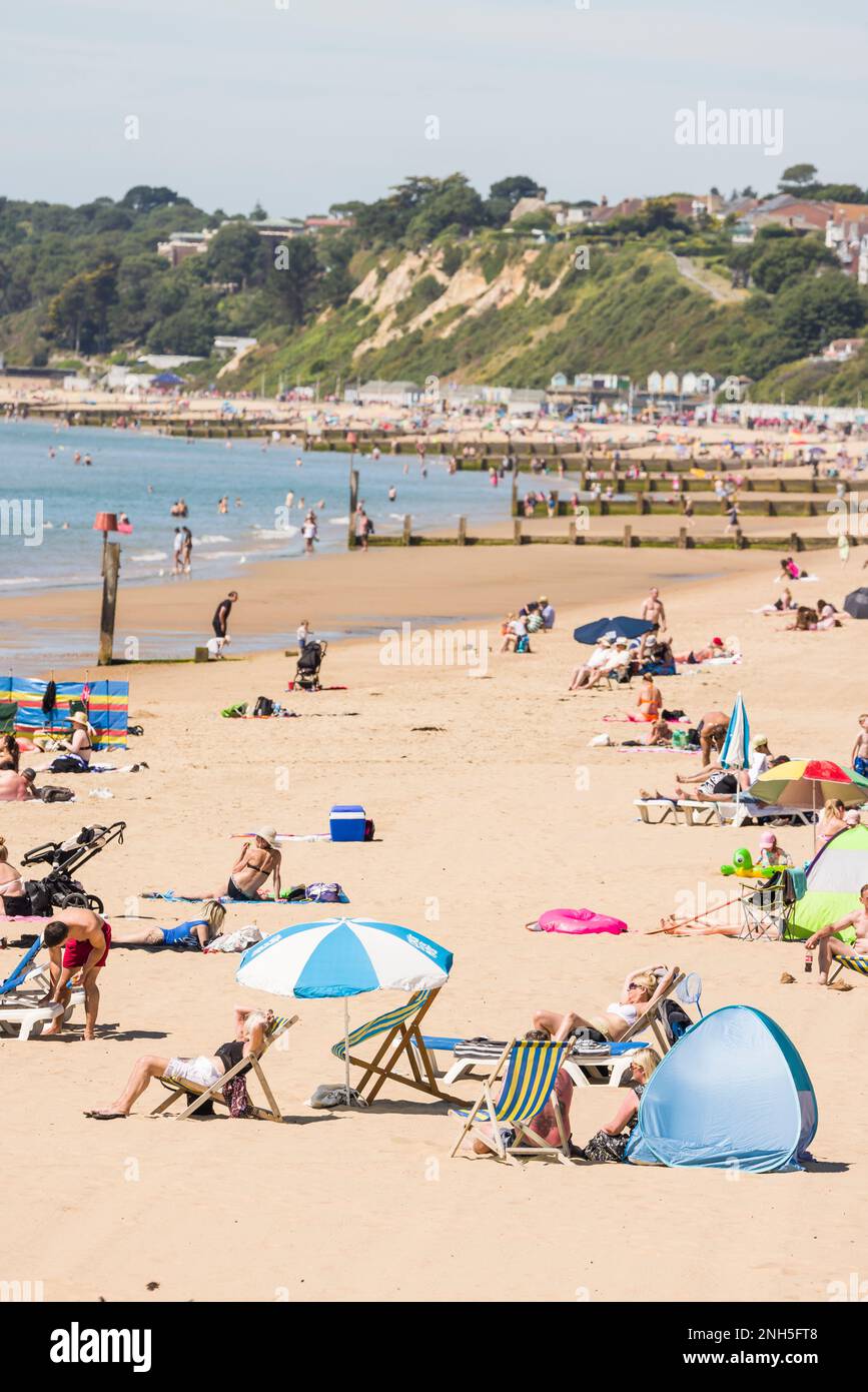BOURNEMOUTH, Royaume-Uni - 08 juillet 2022. Bains de soleil sur une plage de sable en été sur la côte sud de l'Angleterre. Bournemouth Beach, Dorset, Royaume-Uni Banque D'Images