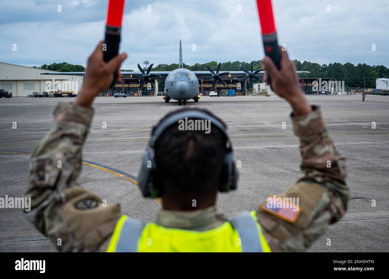 ÉTATS-UNIS Le Sgt Jonathan Rivera, un exploitant de véhicule lourd à élément d'ouverture rapide du port en 689th, commande un avion Hercules C-130 de Lockheed au cours de la Turbo distribution 22-2 à l'aérodrome de l'Armée de terre Sabre, Tennessee, 17 juillet 2022. Turbo distribution est un exercice conjoint d'ouverture de force opérationnelle-port conçu pour former les États-Unis Le personnel de la Force aérienne et de l'Armée de terre sur la façon de réagir rapidement aux missions d'aide humanitaire et d'intervention en cas de catastrophe. (É.-U. Force aérienne par le sergent d'état-major Scott Warner) Banque D'Images