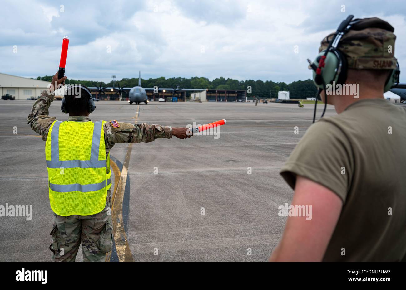 ÉTATS-UNIS Le Sgt Jonathan Rivera, un exploitant de véhicule lourd à élément d'ouverture rapide de port en 689th, commande un avion Hercules C-130 Lockheed avec le principal Airman Jadon A. Shank, un compagnon d'entretien de l'escadron d'intervention d'urgence en 821st, lors de la Turbo distribution 22-2 à l'aérodrome de l'Armée de sabre, Tennessee, 17 juillet 2022. Turbo distribution est un exercice conjoint d'ouverture de force opérationnelle-port conçu pour former les États-Unis Le personnel de la Force aérienne et de l'Armée de terre sur la façon de réagir rapidement aux missions d'aide humanitaire et d'intervention en cas de catastrophe. (É.-U. Force aérienne par le sergent d'état-major Scott Warner) Banque D'Images