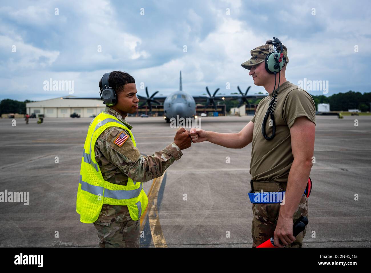 ÉTATS-UNIS Le Sgt Jonathan Rivera, un exploitant de véhicule lourd à élément d'ouverture rapide de port en 689th, le poing Hun aîné Airman Jadon A. Shank, un compagnon d'entretien de l'escadron d'intervention en cas d'urgence en 821st, après avoir reçu des instructions sur la façon de correctement mobiliser un avion Lockheed C-130 Hercules pendant la Turbo distribution 22-2 à l'aérodrome de l'Armée de Sabre, Tennessee, 17 juillet 2022. Turbo distribution est un exercice conjoint d'ouverture de force opérationnelle-port conçu pour former les États-Unis Le personnel de la Force aérienne et de l'Armée de terre sur la façon de réagir rapidement aux missions d'aide humanitaire et d'intervention en cas de catastrophe. (É.-U. Force aérienne par le sergent d'état-major Scott Warner) Banque D'Images