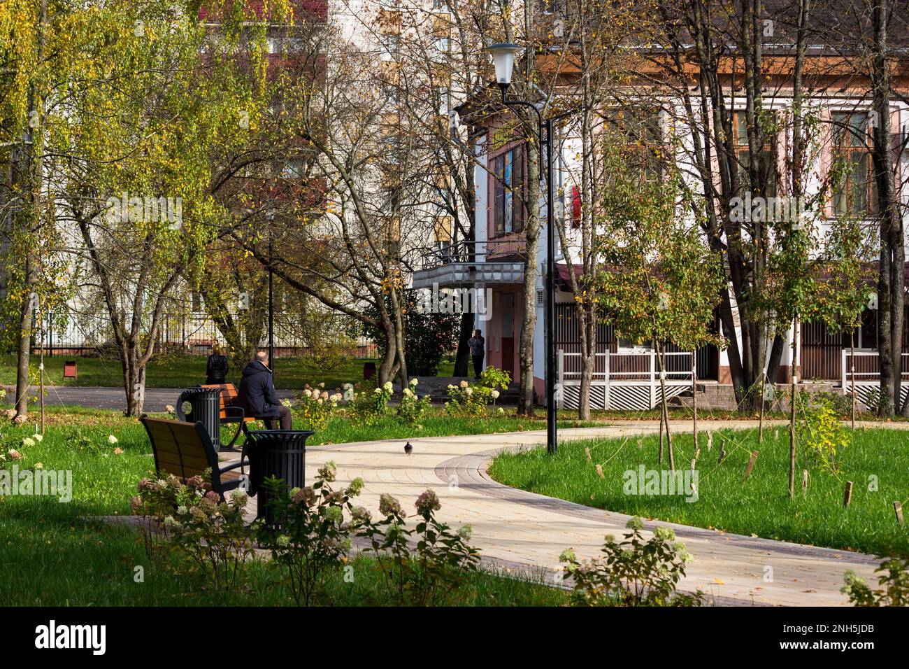 Place de la ville bien entretenue avec des chemins et des bancs dans la ville d'Obninsk, Russie - octobre 2022 Banque D'Images