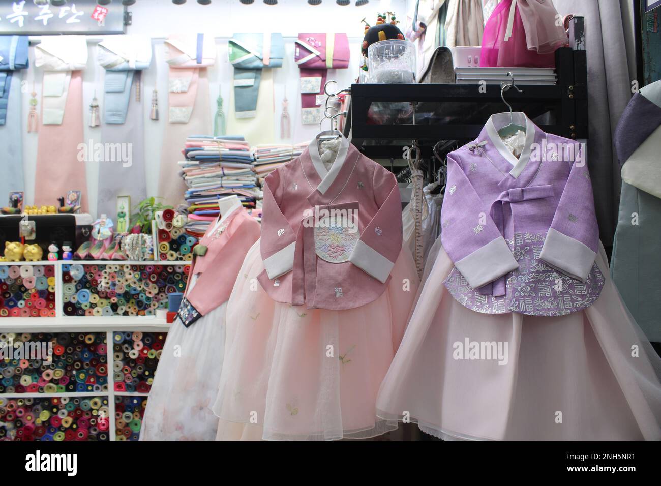 Robes Korean hanbok dans une boutique sur mesure Banque D'Images