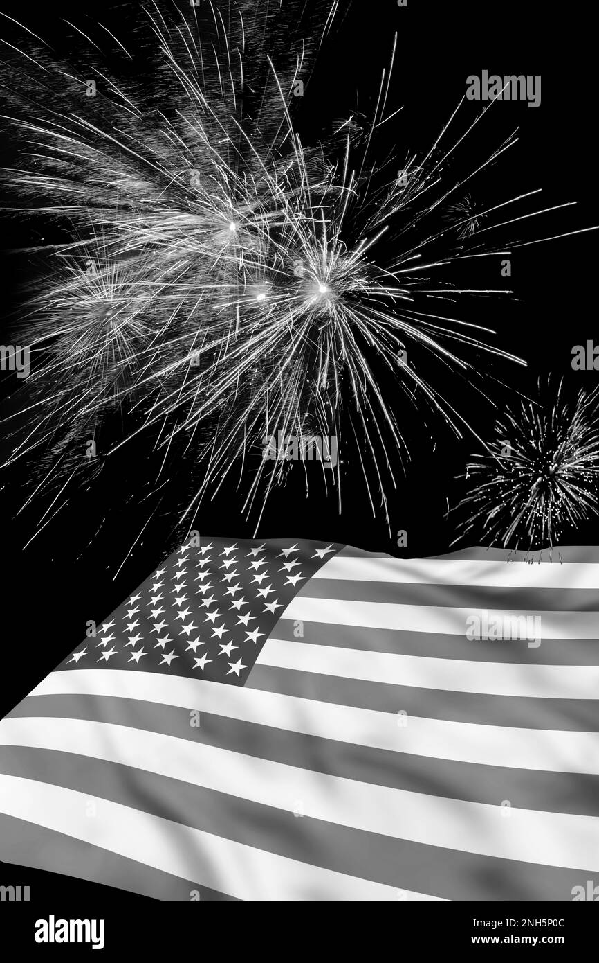 Le quatrième juillet avec feux d'artifice et drapeau américain en noir et blanc. Banque D'Images