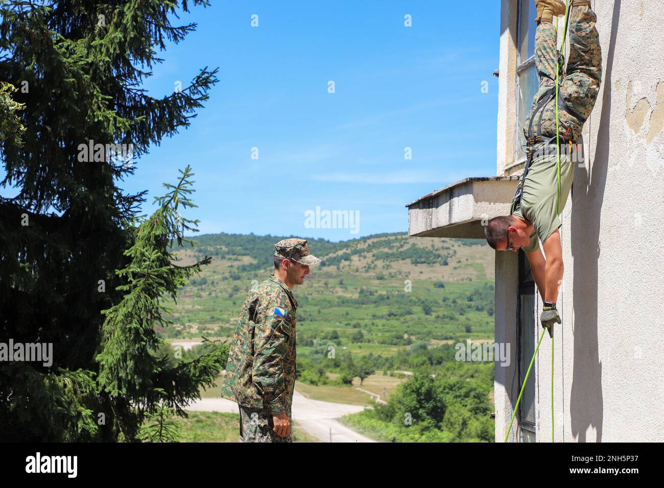 Des membres des forces armées de Bosnie-Herzégovine effectuent une formation de rappel à Kasarna Manjaca, Dobrnja, Bosnie-Herzégovine sur 18 juillet 2022. Des membres de garde affectés au détachement médical d'État et au 1-169th Aviation Regiment, Garde nationale de l'armée du Maryland, formés aux côtés de soldats actifs du 1st Escadron, du 91st Cavalry Regiment, de la 173rd Brigade aéroportée, de la 12th Brigade de l'aviation de combat, et des soldats des forces armées de Bosnie-Herzégovine en tactique, aviation, médecine, et perfectionnement des officiers non commissionnés. La Garde nationale du Maryland fêtera 20 ans Banque D'Images