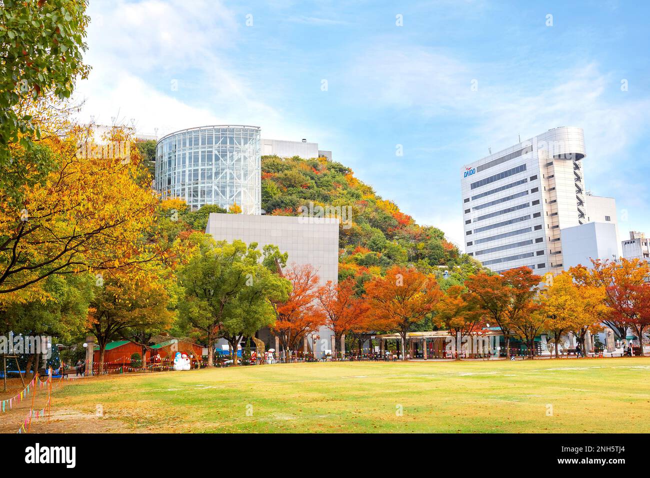 Fukuoka, Japon - novembre 21 2022 : ACROS Fukuoka est un immeuble de bureaux traditionnel avec une immense terrasse d'un parc. Le jardin atteint 60 mètres au-dessus du g Banque D'Images