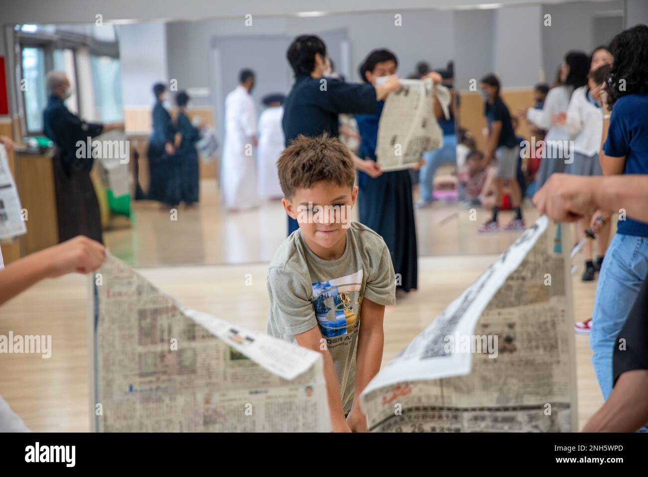 Un étudiant du centre de soins de l'âge scolaire tranche à travers les journaux en utilisant un katana imitation lors d'un événement de relations communautaires à la station aérienne du corps des Marines Iwakuni, Japon, 18 juillet 2022. LES jeunes DE MCAS Iwakuni ont eu l'occasion de pratiquer les arts martiaux japonais anciens tout en apprenant à connaître les différentes formes de concentration et l'importance d'être courtois et de faire preuve de respect envers les autres. Ces événements organisés par le Shunan International Children’s Club sont importants car ils introduisent les citoyens américains aux coutumes et à la culture japonaises, et renforcent la relation entre les États-Unis et le Banque D'Images