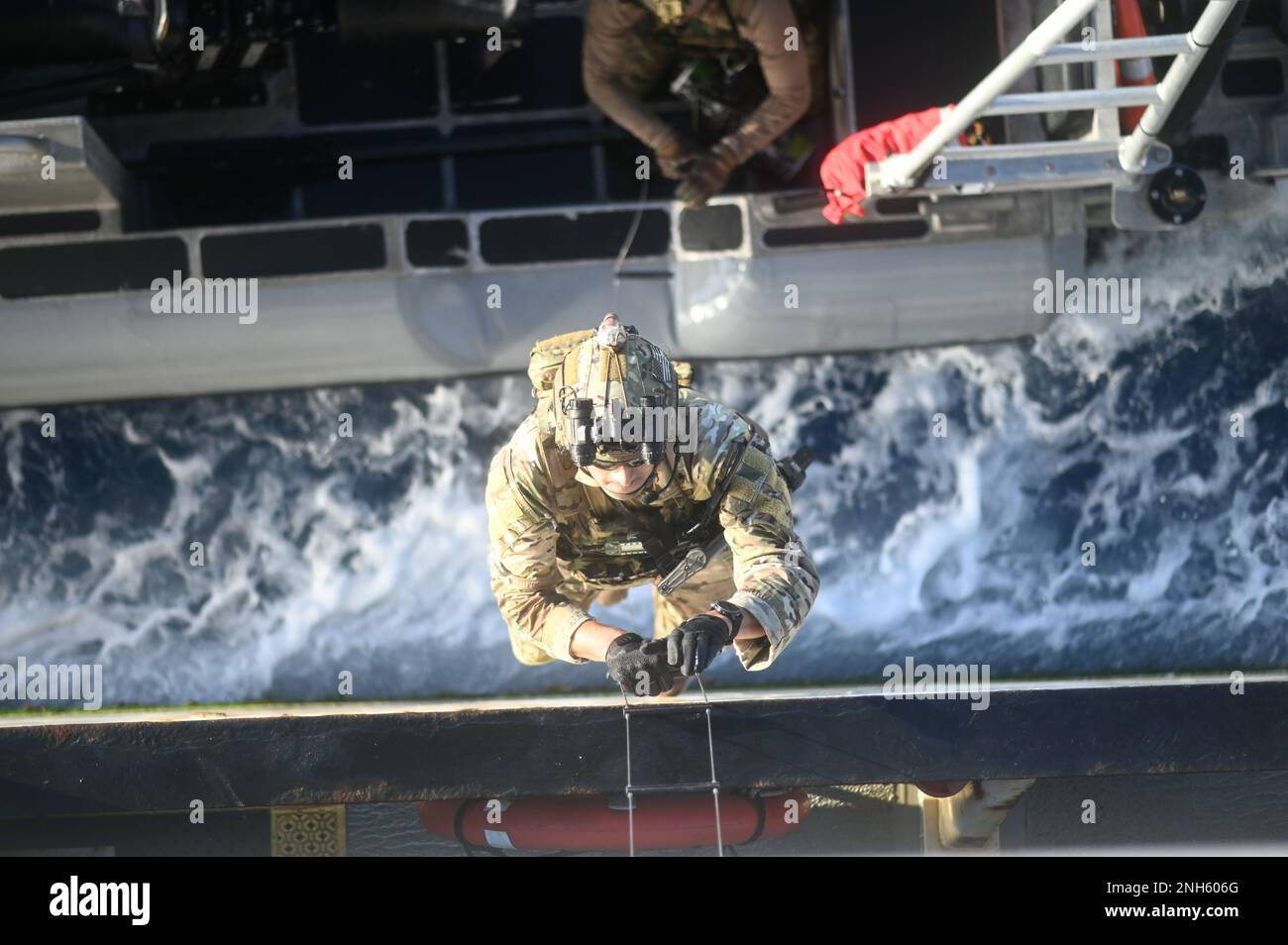 L'équipe d'intervention de la sécurité maritime de la Garde côtière des États-Unis Ouest effectue des exercices de perquisition et de saisie et des opérations d'interdiction maritime au large de la côte de San Diego le 18 juillet 2022, ces exercices sont à l'appui de Rim du Pacifique (RIMPAC). Vingt-six nations, 38 navires, quatre sous-marins, plus de 170 avions et 25 000 membres du personnel participent au programme RIMPAC de 29 juin à août 4 dans et autour des îles hawaïennes et de la Californie du Sud. Le plus grand exercice maritime international au monde, RIMPAC offre une occasion unique de formation tout en favorisant et en soutenant les relations de coopération Banque D'Images